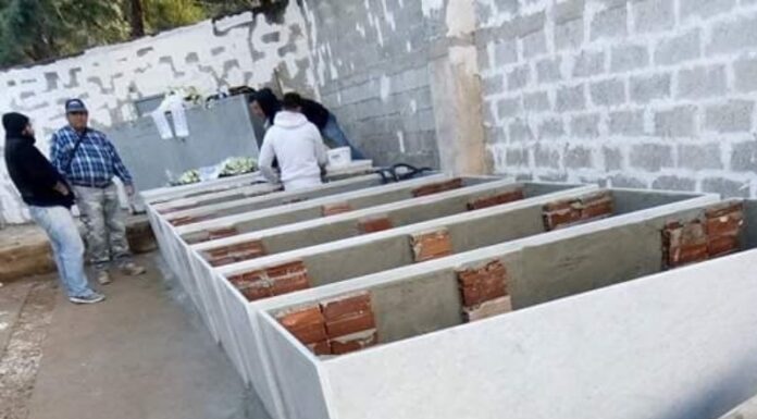 Γλυφάδα: Εικόνες ντροπής στο νεκροταφείο