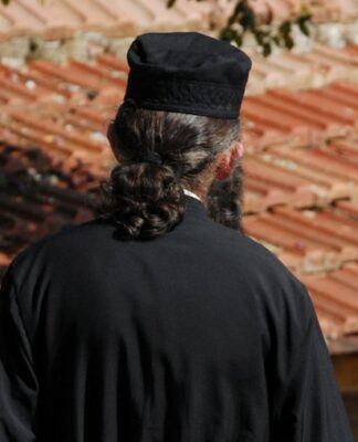 Αμαλιάδα: Φορούσε ράσα αλλά δεν ήταν παπάς, ούτε μασκαράς.