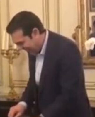 Ο Τσίπρας έκοψε πίτα στο Μαξίμου: «Αυτή θα είναι η χρονιά μας» (ΦΩΤΟ)
