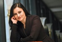 Καρυοφυλλιά Καραμπέτη: Η ξαφνική ασθένεια και η αναβολή της παράστασης