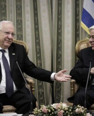 Του βγήκαν ξινά τα ντολμαδάκια – Έσπασε η καρέκλα του Προέδρου του Ισραήλ στο δείπνο με Παυλόπουλο