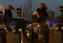 Βίντεο σοκ. Αστυνομικός πετάει με δύναμη κάτω διαδηλώτρια που ήταν ανεβασμένη σε ένα πόντιουμ