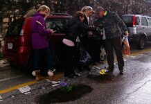 Κέρκυρα: Έκλεισαν τις λακκούβες στους δρόμους με λουλούδια – Η απάντηση των κατοίκων στην αδιαφορία