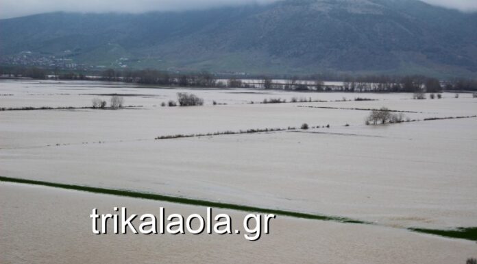 Τρίκαλα: Η στεριά έγινε θάλασσα – Τα νερά του Πηνειού κάλυψαν τα πάντα – Αγώνας για εγκλωβισμένο ζευγάρι