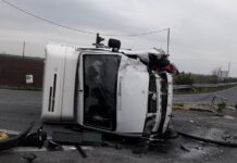 Φωκίδα: Τροχαίο με φορτηγό που ξήλωσε κολώνα φωτισμού και ανατράπηκε – Σώος ο οδηγός του