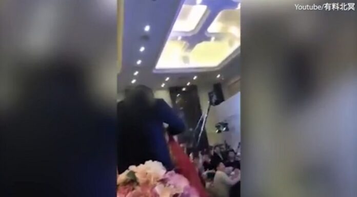 Χαμός σε γαμήλια δεξίωση. Φίλησε τη γυναίκα του γιου του και τον ξυλοφόρτωσε