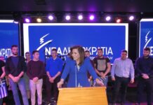 Χανιά: Η μαντινάδα της Ντόρας Μπακογιάννη – Τα βίντεο, η υποδοχή και η ατάκα Μαρκογιαννάκη