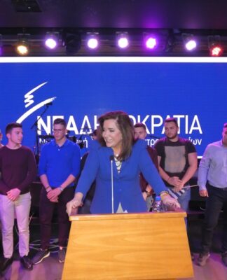 Χανιά: Η μαντινάδα της Ντόρας Μπακογιάννη – Τα βίντεο, η υποδοχή και η ατάκα Μαρκογιαννάκη