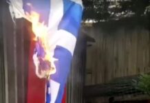 Τούρκος καίει την ελληνική σημαία για συμπαράσταση στους Σκοπιανούς