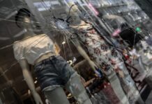 Έσπασαν καταστήματα στην Ερμού. – Άφαντη η Αστυνομία.