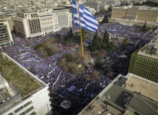 Συλλαλητήριο για την Μακεδονία: Χιλιάδες διαδηλωτές και σημαία γίγας από… ψηλά
