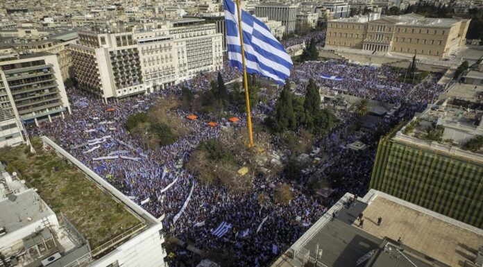 Συλλαλητήριο για την Μακεδονία: Χιλιάδες διαδηλωτές και σημαία γίγας από… ψηλά