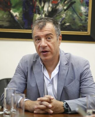 Σ. Θεοδωράκης: Συβούλιο αρχηγών με συμμετοχή πρώην πρωθυπουργών