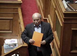 Επίθεση από Βούτση στον Μίκη Θεοδωράκη – "Υστερική και μυωπική η αντίθεσή του στην κυβέρνηση"