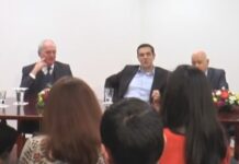 Ο Αλέξης Τσίπρας ρωτούσε τους εργαζόμενους πόσα λεφτά παίρνουν.