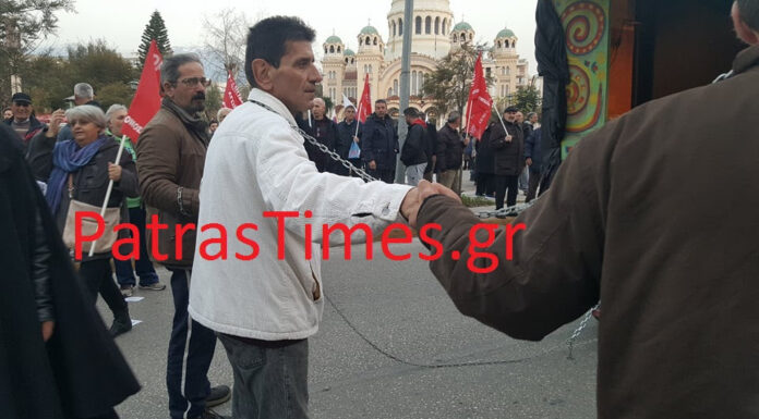 Αλυσοδέθηκαν για να "υποδεχτούν" τον Τσίπρα