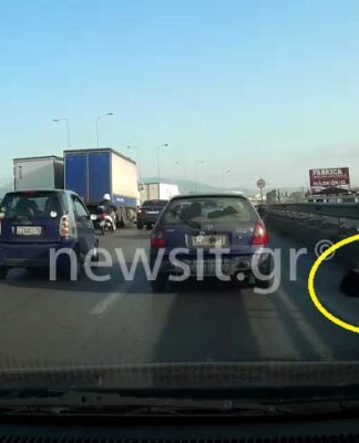 Άνδρας πεσμένος στην Λεωφόρο Κηφισού με τα αυτοκίνητα να περνούν ξυστά δίπλα του
