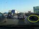 Άνδρας πεσμένος στην Λεωφόρο Κηφισού με τα αυτοκίνητα να περνούν ξυστά δίπλα του