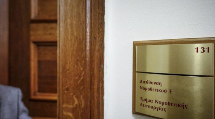 Υπόθεση Novartis: Επεισόδιο στη Βουλή – Έπιασαν τον Λιντζέρη να φωτογραφίζει την δικογραφία