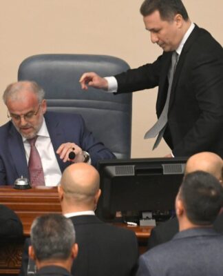 Χαμός στη βουλή των Σκοπίων. Πέταξαν νερό στον πρόεδρο – Φωνές και τσαμπουκάδες