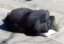 Αθήνα 15 Μαρτίου 2018 μεσημέρι, μία γυναίκα κείτεται ημιλιπόθυμη στο δρόμο