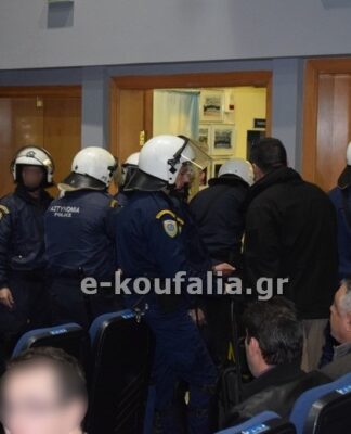 "Ντου" οπαδών του ΠΑΟΚ σε ομιλία του Άδωνι Γεωργιάδη και αναβολή.