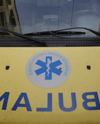 Πανικός στην πλατεία Μοναστηρακίου. Έκοψε τις φλέβες του μέρα μεσημέρι