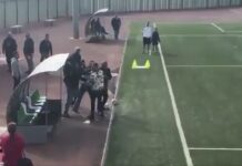 Απίστευτο σκηνικό. Πατέρας έριξε "μπουκέτο" σε προπονητή γιατί έκανε αλλαγή τον γιο του