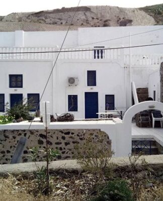 Ο νέος διοικητής του νοσοκομείου Σαντορίνης διαμένει σε βίλα και οι γιατροί σε… κοινόβιο
