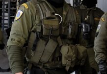 Μέθυσε και άρχισε να χτυπάει άνδρες των ΜΑΤ έξω από το ΠΑΣΟΚ.