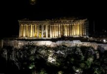 Η Ακρόπολη βυθίστηκε στο σκοτάδι – Η στιγμή που έσβησαν τα φώτα στον Παρθενώνα