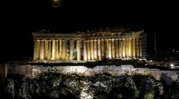 Η Ακρόπολη βυθίστηκε στο σκοτάδι – Η στιγμή που έσβησαν τα φώτα στον Παρθενώνα