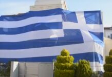 Αργολίδα: Έντυσε όλο το σπίτι με μια τεράστια ελληνική σημαία για την 25η Μαρτίου