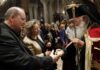 Η στιγμή που ο Αρχιεπίσκοπος Ιερώνυμος δίνει ένα λουλούδι στον Νίκο Φίλη – Οι επίμαχες εικόνες
