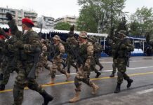 Θεσσαλονίκη: Παρέλαση με συνθήματα διαμαρτυρίας – Το μήνυμα στους βουλευτές στην εξέδρα των επισήμων