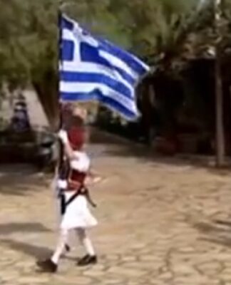 Αρκιοί: Συγκινητική η παρέλαση του μοναδικού μαθητή – Ο μικρός Χρήστος ντύθηκε τσολιάς