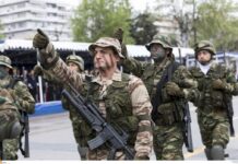 Θεσσαλονίκη: Καταδρομείς φωνάζουν συνθήματα και σείεται η γη – Μήνυμα στην παρέλαση από τους επίλεκτους των επιλέκτων