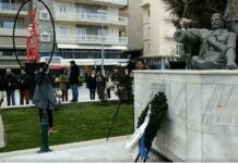 Αλεξανδρούπολη: Η παρέλαση και η Λυδία Κονιόρδου με φόντο το κόκκινο γλυπτό που προκαλεί αντιδράσεις