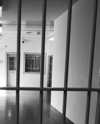 Τρίκαλα: Θρίλερ με ομηρία στις φυλακές – Η παγίδα στον αρχιφύλακα και ο τραυματισμός με μαχαίρι.
