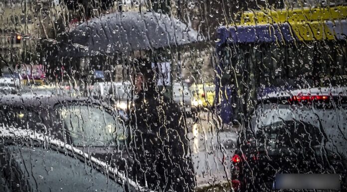 Καιρός: Έκτακτο δελτίο επιδείνωσης. Καταιγίδες και χαλάζι "βουλιάζουν" το ανοιξιάτικο σκηνικό
