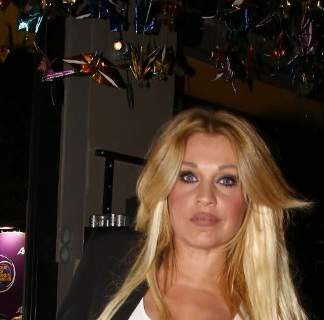 Η Σαμπρίνα τρώει on camera γαρδένιες: «Είναι σαν μαρούλι» (BINTEO)