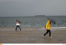 Καιρός: Τον… χαβά του. Βροχές και καταιγίδες και αύριο.