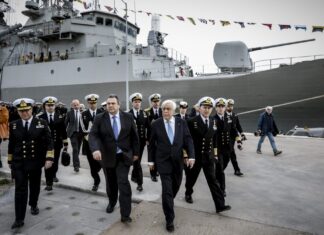 Παυλόπουλος – Καμμένος: Έστειλαν ηχηρά μηνύματα και ξεναγήθηκαν σε φρεγάτες και υποβρύχια.
