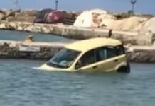 Πάρος: Το αυτοκίνητο στη θάλασσα ήταν το δικό του – "Τρελάθηκε" ο ιδιοκτήτης που έπινε καφέ