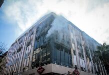 Λάρισα: Στο πόδι η Πυροσβεστική – Αναζωπυρώσεις τη νύχτα στην εφορία