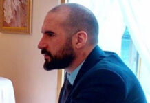 Ο κυβερνητικός εκπρόσωπος εμφανίστηκε με πιπιλιά στον λαιμό