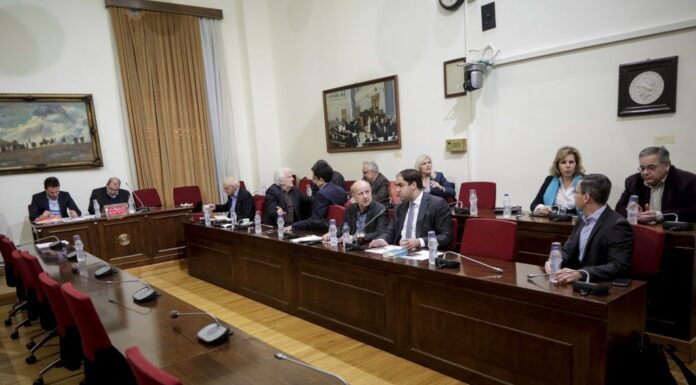 Ορκωτοί λογιστές στην Εξεταστική μετά τα "μαθηματικά" Πολάκη για το ΚΕΕΛΠΝΟ