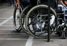 Βουλευτές – υπουργοί με επιδόματα και ανάπηροι εκτός κοινωνικού τιμολογίου.