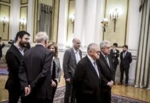 Ορκωμοσία "σφηνάκι" στο Προεδρικό – Κρυφτό Κουβέλη με τους δημοσιογράφους