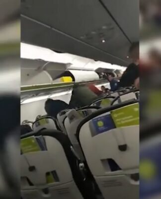 Πτήση από την κόλαση. Παρενοχλούσε επιβάτες και έπαιξαν μπουνιές